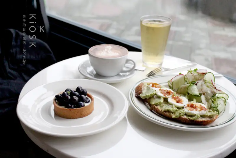 【男子吃吧】KiOSK，走進城中的輕食咖啡雋永小店，享受滿滿清甜藍莓果粒塔。忠孝新生站咖啡 / 台北咖啡廳。