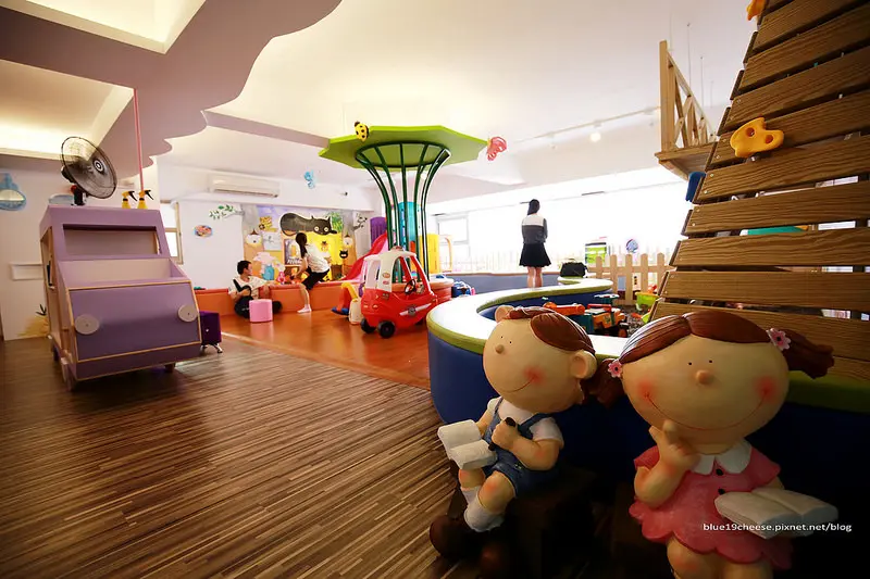 【台中南區】皮卡噗 親子餐廳 Peekaboo - 琉璃寶石沙坑特別又繽紛.室內攀岩球池溜滑梯賽車童書辦家家酒熱氣球.記得穿襪子.預約訂位.衛斯理幼兒園旁.近僑泰高中