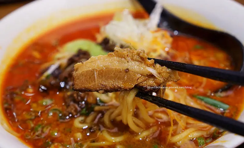 【台中西屯】四川辣麵 逢甲店 - 來自日本大阪的正式擔擔麵美食廳.四川家常蔬菜辣麵一天限定50碗喔.糖村麵包和用美土鍋燒料理和楓康超市