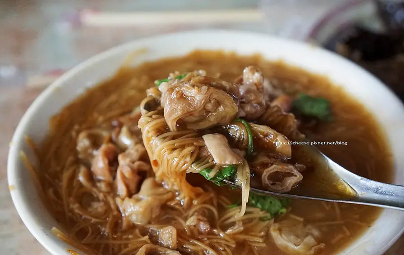 【台中沙鹿】沙鹿正老牌 貴 大腸麵線 - 隱身傳統市場內的在地小吃.銅板美食.大腸麵線和米血必點.建泰鞋行旁