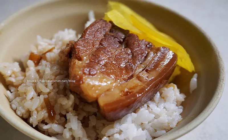 【台中沙鹿】美華小吃部 - 超隱密的巷弄美食.沙鹿市場在地小吃.冬菜鴨肉湯和筍子湯肉鮮嫩又好喝.還有海鮮特製五味醬.路口紅燈籠亮就有營業喔.路口前後兩邊分別是明仁堂中藥房和阿貴大腸麵線