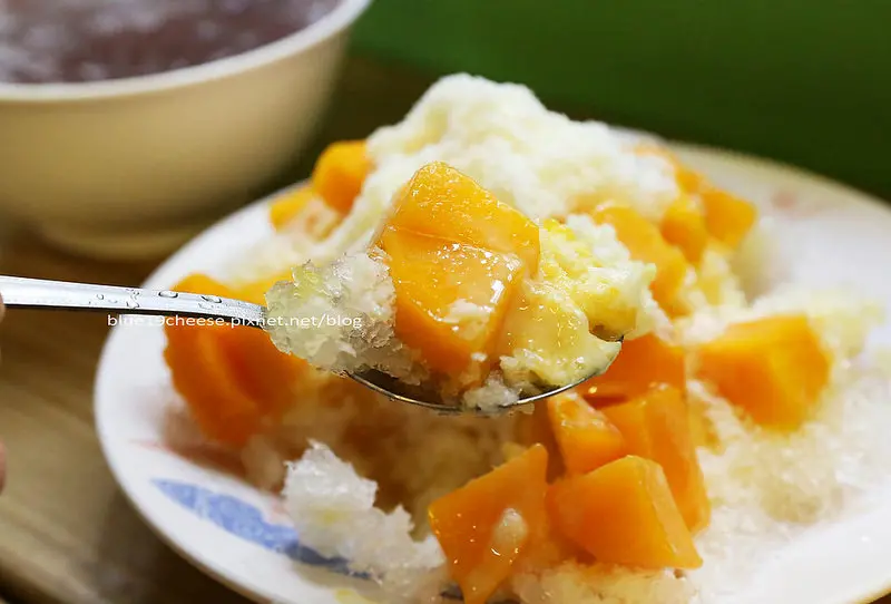 【台中西區】 樂群冷凍芋 - 冷凍芋冰和芒果牛乳冰好吃.第五市場內消暑好地方.帶有文青的老宅.還有一台漂亮的淡藍色老偉士牌