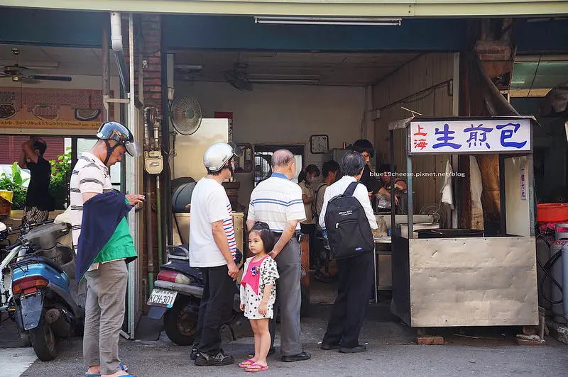 【台中沙鹿】上海生煎包 - 可以當早餐可以當午茶點心的生煎包.愛吃辣的記得要一包辣椒醬.巨業總站和三角公園及阿水飯糰旁