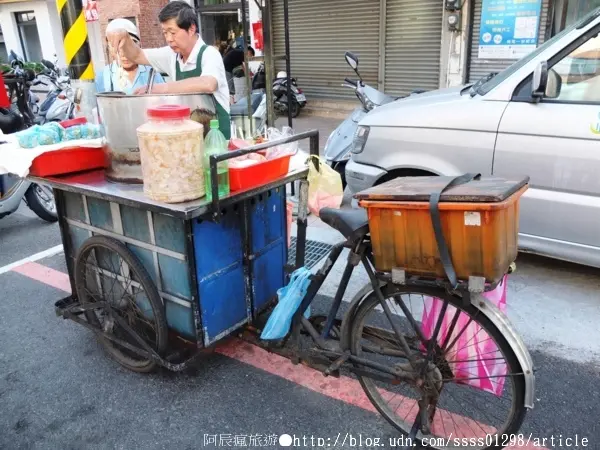 【美食特搜。台南中西區】福來伯臭豆腐。無招牌臭豆腐攤 陪伴台南40年的老舊攤車        
      