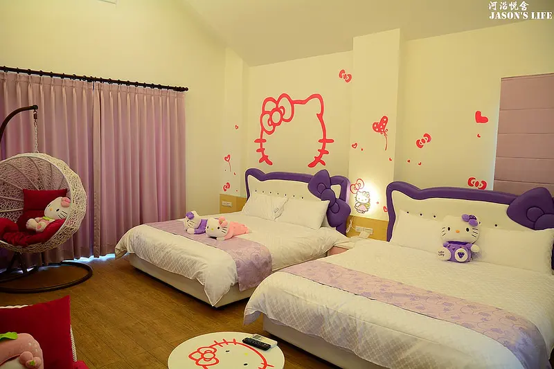 【宜蘭│住宿】Hello Kitty四人房超夢幻，客廳擁有豪華家庭劇院，可看電影唱歌，超適合包棟。河沿悅舍