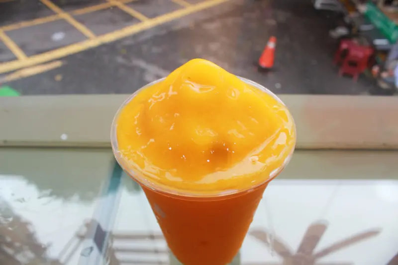 【新北消暑】深坑老街大樹下，北一綠豆沙牛奶.仙草茶，堅持現點現打，天然無添加。