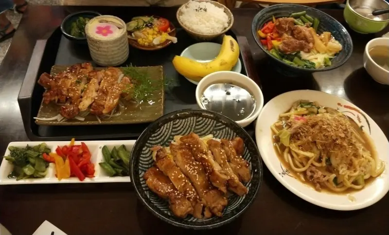 高雄~六郎專賣丼飯~平價料理~推日式燒骨、照燒雞腿~肉質軟嫩超下飯~(近瑞豐夜市美食)              