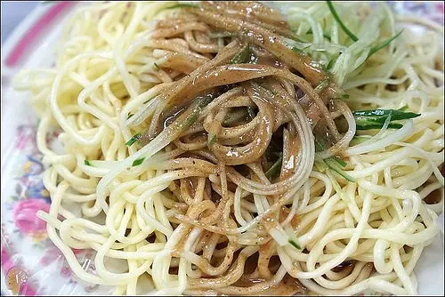 《新莊美食/小姑食記》夏天吃了會開胃的阿娥涼麵，醬汁香濃，加上辣醬及哇沙米更厲害！