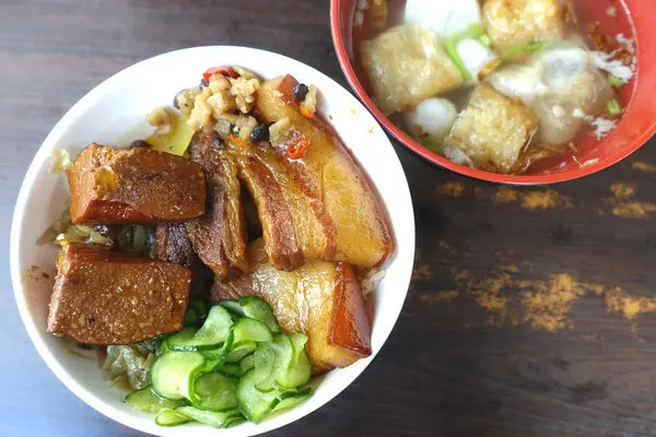 一甲子麻豆碗粿‧刈包‧焢肉飯 滷勁登天會透光的整片爌肉，配白飯夾刈包的十足台灣味!!!