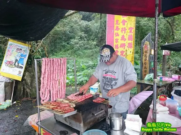 ∥龜龜Bilingual∥宜蘭 礁溪 ~礁溪香腸伯~ 大腸小腸加餅皮 碳烤香氣很迷人