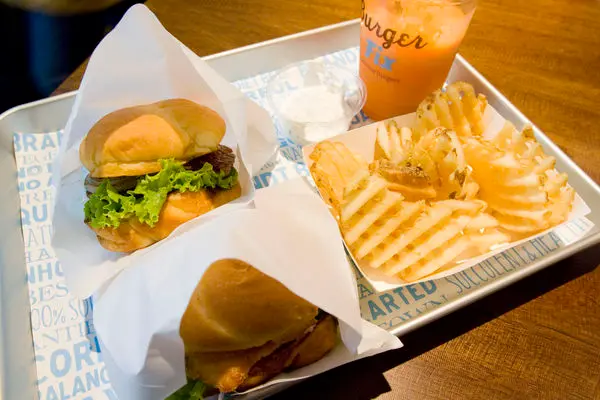 早餐記得要吃堡 - Burger Fix 多汁韓式酥炸雞肉堡及鮮榨蘋果紅蘿蔔汁