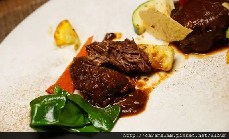 【台北大安】昂舒巴黎(光復店) 東區美味、親民價法式料理 溫厚軟嫩的紅酒牛肉 一撥就分離  為國爭光的獲獎糕餅甜點 國父紀念館2號/東區