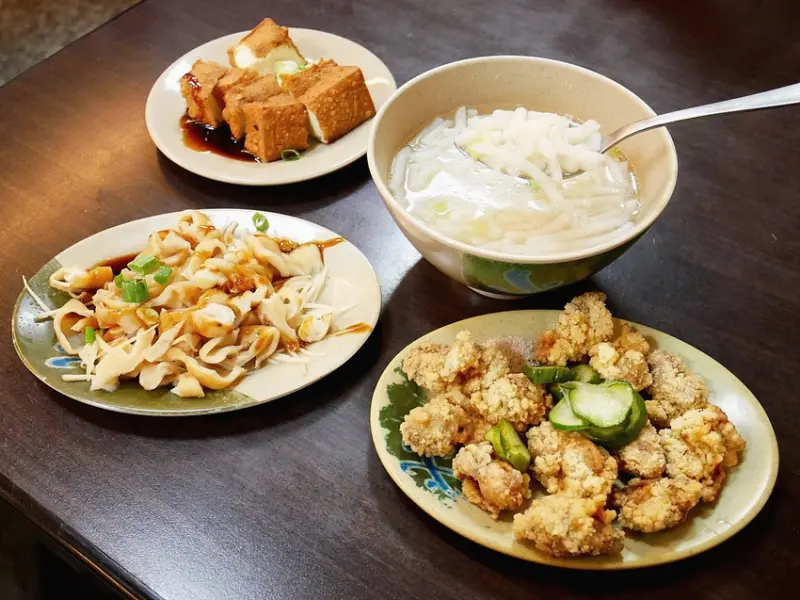 新北中永和銅板小吃，四號公園對面人氣排隊名店，平價肉粥、米粉湯搭配小菜超美味-阿榮本家香菇肉粥-