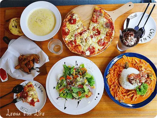 台中 北區|Gray House 灰房子。大推重口味的美食~特濃四種起司薩拉米披薩、濃郁異國風咖哩芒果飯