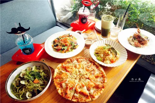 Gray House 灰房子。台中一中中友百貨，平價義大利麵，今夏限量紅唇底座氣泡飲，經典大紅唇熱門拍照打卡景點，親子友善、寵物友善餐廳!