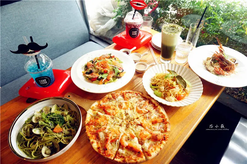 Gray House 灰房子。台中一中中友百貨，平價義大利麵，今夏限量紅唇底座氣泡飲，經典大紅唇熱門拍照打卡景點，親子友善、寵物友善餐廳!