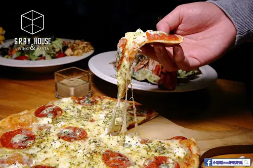 【食。台中】Gray House 灰房子〜中友百貨平價義式料理。PTT鄉民推薦的手作義大利麵店，CP值破表歡樂聚餐首選！(寵物友善)  