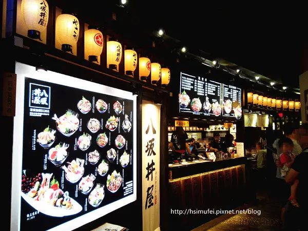 【高雄Ω苓雅區】八坂丼屋（高雄大遠百店）。用料尚屬新鮮的丼飯專賣店