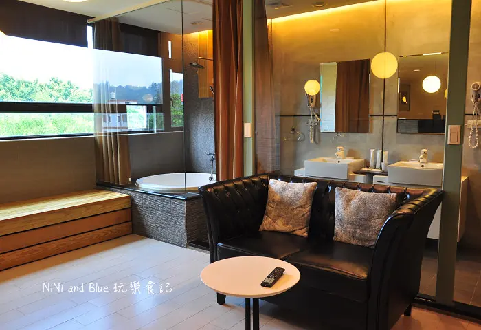 【金門旅遊住宿】823行館，超多插座、wifi訊號強，金門第一家軍事主題飯店、透明浴室隔間增情趣