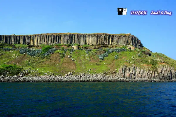 【澎湖。馬公】虎井嶼。澎湖島的第七大島。東西突起。橫狀節理的玄武岩排列於險峻的海崖邊。氣勢雄偉