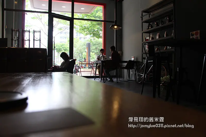 獨特工業風格【桑尼】，濃厚香醇的咖啡原味~~住宅區中獨樹一格的咖啡廳
