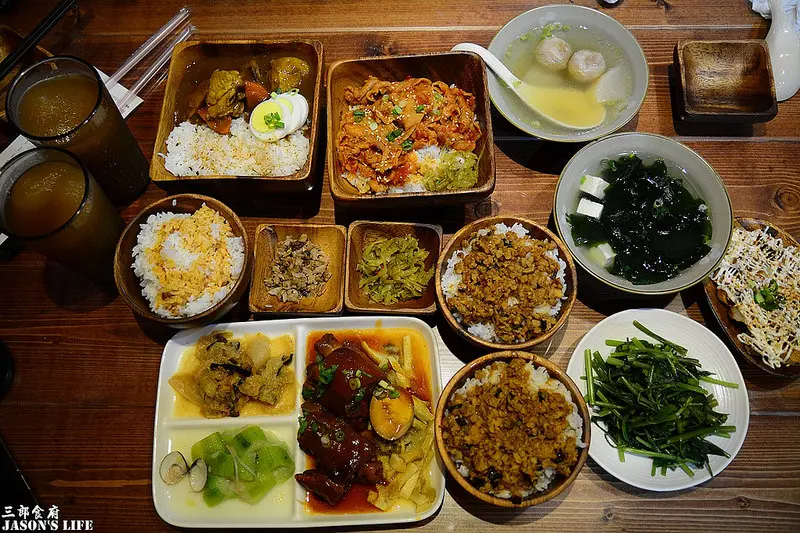 【台中│美食】古早味中求變，豬腳、滷肉飯讓你扒飯不手軟。三郎食府