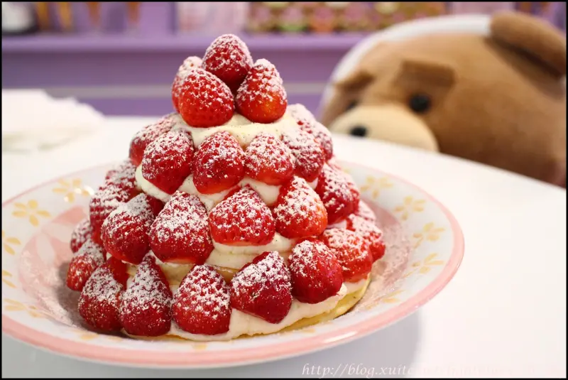 [ 府中站美食 ] 微淇甜蜜屋Weichi Sweets～必點！每日限量五份，用掉一整盒草莓的季節限定草莓森林鬆餅塔