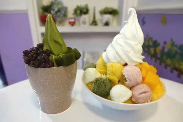 微淇甜蜜屋‧夏日消暑好冰友~冰紛水果球冰和白玉紅豆抹茶聖代，沒吃飽還有鬆餅甜點!!!