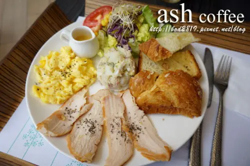 【台中西屯】Ash manna coffee 愛煦咖啡－秋紅谷附近的咖啡館，早午餐份量夠又不貴！(新驛商旅旁、近朝馬)
