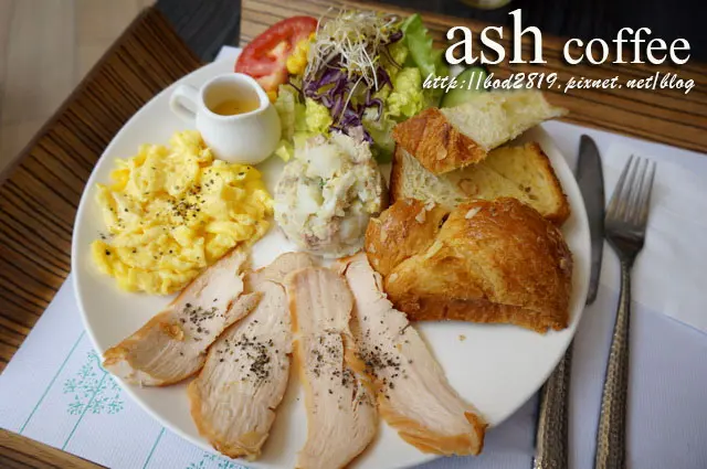【台中西屯】Ash manna coffee 愛煦咖啡－秋紅谷附近的咖啡館，早午餐份量夠又不貴！(新驛商旅旁、近朝馬)