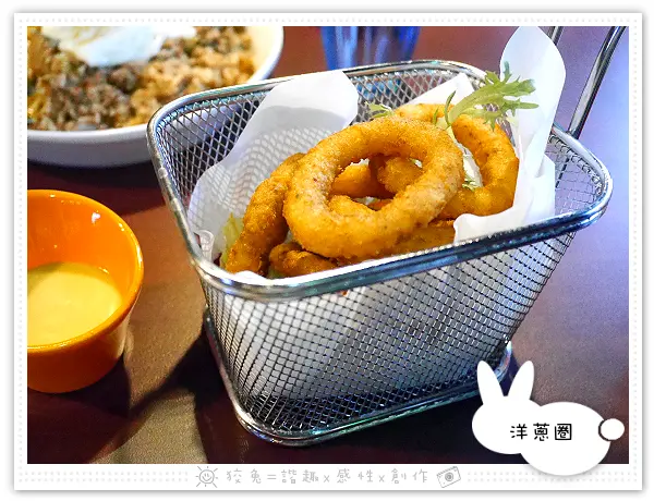 [高雄食記] Weekend餐酒館~全高雄最好吃的豬腳！招牌檳城酥烤豬腳&辣肉醬蛋包飯&洋蔥圈&心動調酒！