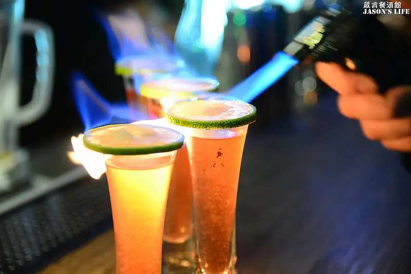 【高雄│美食】左營酒吧，品嘗道地異國料理飲食文化，各式調酒華麗登場。葳肯餐酒館