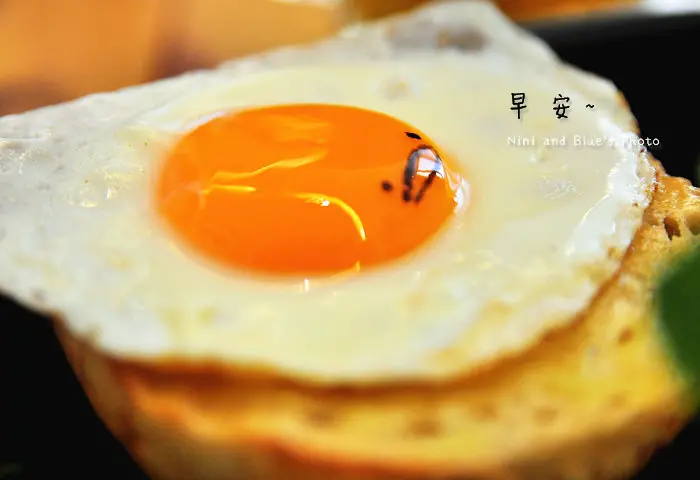 【台中美食】巴特2店Butter Brunch&cafe，早午餐全天供應，來和蛋黃哥一起吃早午餐，美術館綠園道，多色蛋餅、黑色熔岩堡、5公分厚鬆餅、可愛拉花咖啡