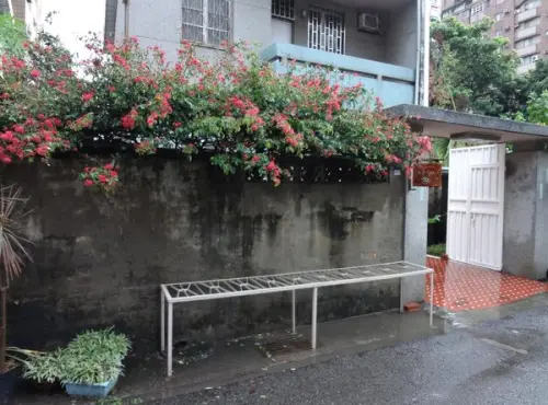 [台中 美食] 滂沱大雨中仍有人潮源源不絕堅持排隊，令人引領期盼的平價豐盛早午餐