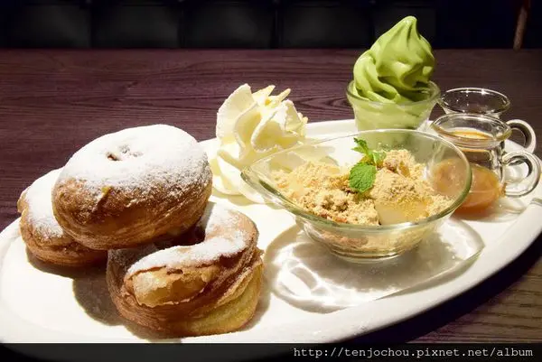 花花，甲飽沒【台北食記】瓦法奇朵 牛排、可頌甜甜圈買一送一 大份量聚餐美食推薦 東區信義區餐廳