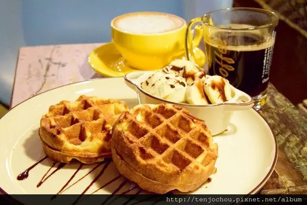 花花，甲飽沒【台北食記】Color Roast cafe咖樂烘豆 飲料+鬆餅只要150元 東區不限時超平價咖啡店