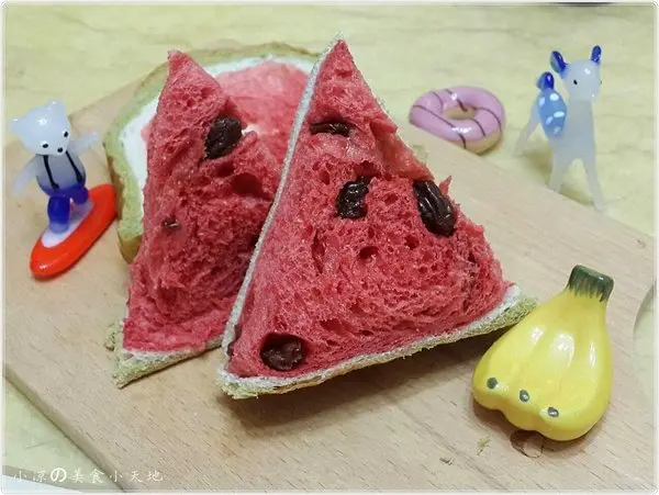 『台中。西區』美娜甜心烘焙||當西瓜變成吐司？！旅行應援團強力放送。西瓜吐司每日限量出爐~