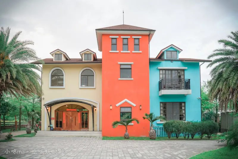 森林中民宿In the forest ▏貨櫃星巴克旁童趣的彩色小屋 溜滑梯、小木屋適合親子度假。可愛的小閣樓房型圍繞在綠意中。花蓮民宿