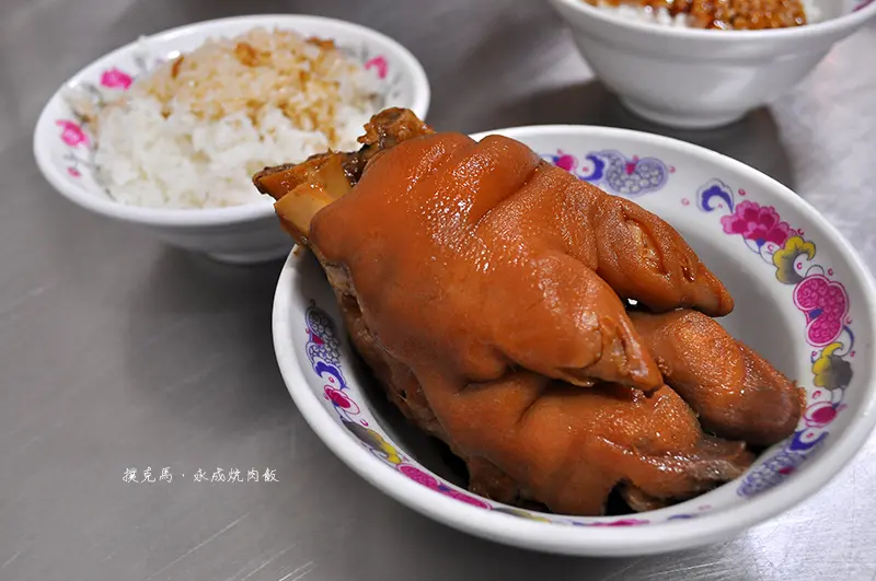 招牌豬腳飯及傳統担仔麵都要來一碗：永成爌肉飯