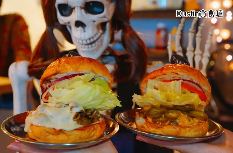 TakeOut Burger&Cafe__內有鬼怪！小姐，一起吃漢堡｜通化美食 / 德國麗榭啤酒『六張犁 · 通化夜市』