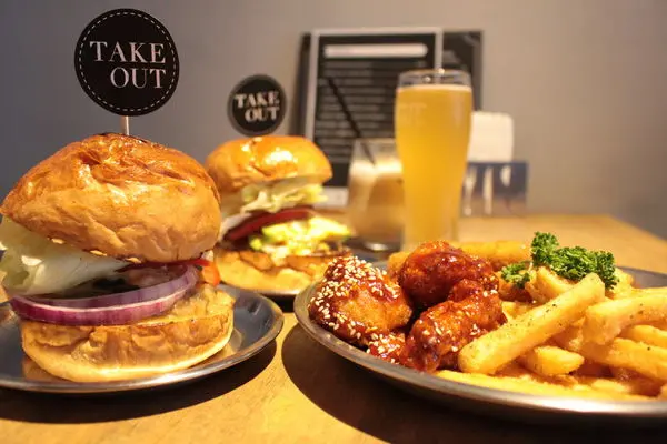 【美食。台北】Take Out Burger&Cafe X 六張犁捷運美食 、 美式餐廳、take out特製漢堡 、通化夜市美食