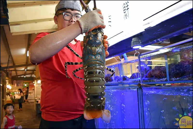 食尚玩家報導台中鮮烤霸王級海鮮。リ味館(原味館)。不必到漁港也能吃到無敵新鮮海味!