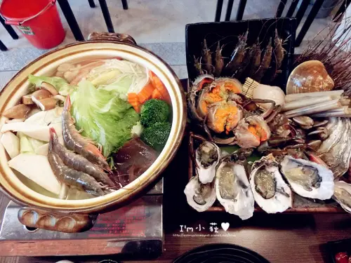 リ味館(生鮮水產，現烤海鮮)。10/28食尚玩家推薦!黎民黃昏市場內!平價日式料理燒烤海鮮!冬天主打砂鍋火鍋海鮮砂鍋粥!火鍋魚骨高湯加上滿滿滿的海鮮溫暖你的胃!