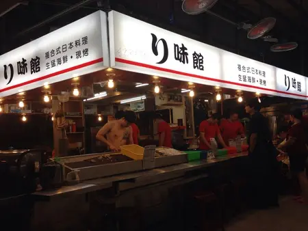 【台中南屯區】黎明黃昏市場 ❤  リ味館  生猛海鮮。現烤 ❤ 超霸氣  有手掌大的蛤蠣 ♡ 手臂長的蝦子