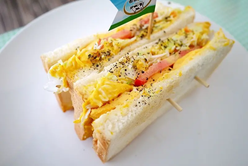 【新北】板橋 初鹿小站二店 鮮奶炭烤吐司‧早餐‧早午餐‧鬆餅‧初鹿‧高大鮮奶茶♥♥♥