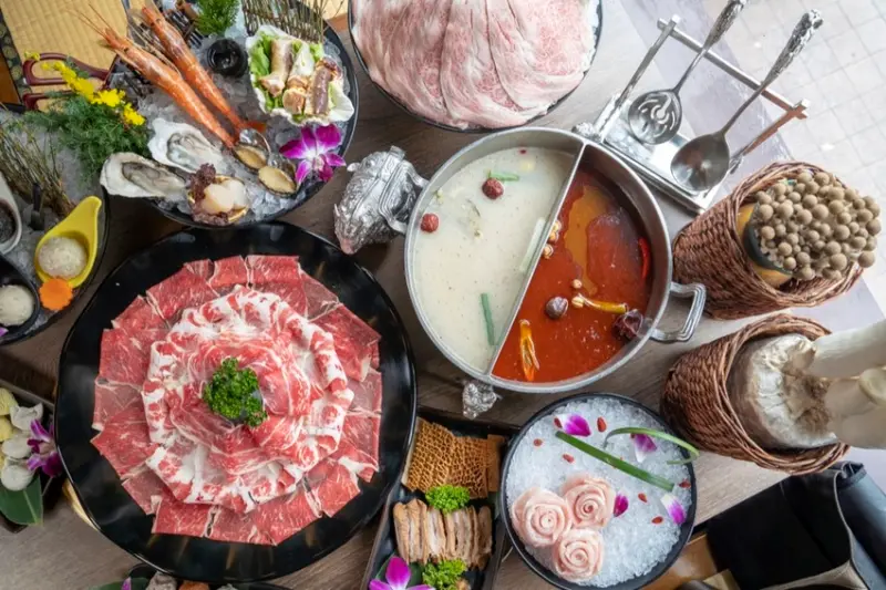 台北麻辣鍋推薦 問鼎麻辣鍋｜宮廷劇當道，邊吃鍋邊過皇上癮，饕客最愛的麻辣養生鍋，鮮香麻十足令人齒頰留香 · 算命的說我很愛吃