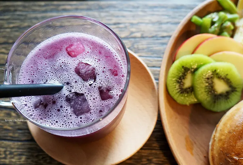 【台中西屯】HEYDAY - 果汁專賣店.也有輕食套餐.葡萄汁和蘋果鳳梨果汁好喝.店狗屁屁溫馴乖巧.立中大飯店對面.星期日公休