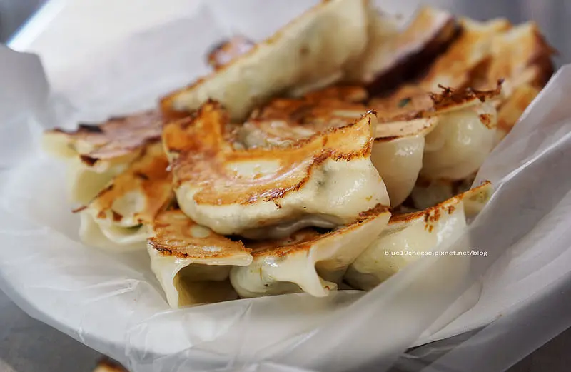 【台中東區】富台鍋貼 - 富台新村社區眷村銅板美食.獨家辣醬油.冰豆漿.香酥飽滿鍋貼也太佛心價