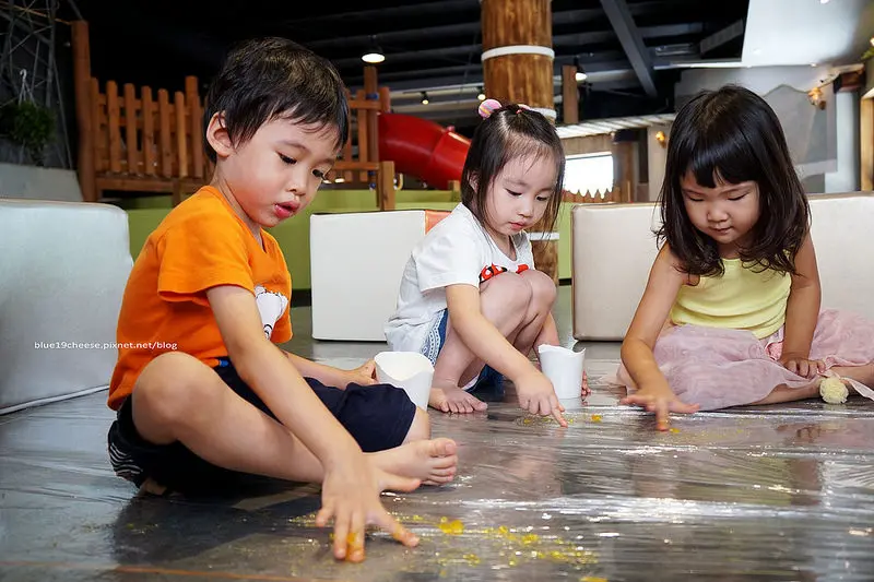 【台中北屯】凹嗚親子主題園 - 3-6歲親子餐廳.維京人風格的溜滑梯辦家家酒.積木堡壘密道迷宮汽車道.親子藝術創作課程.果醬巧克力醬都是教材.沒有桌椅.上課用餐席地而坐.餐點用心好吃