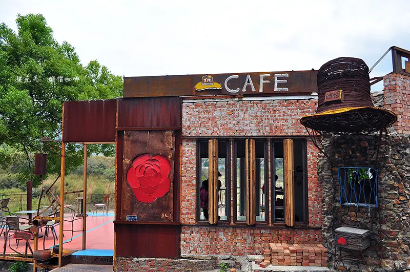 鐵雕藝術裡品嚐咖啡：鐵帽咖啡館